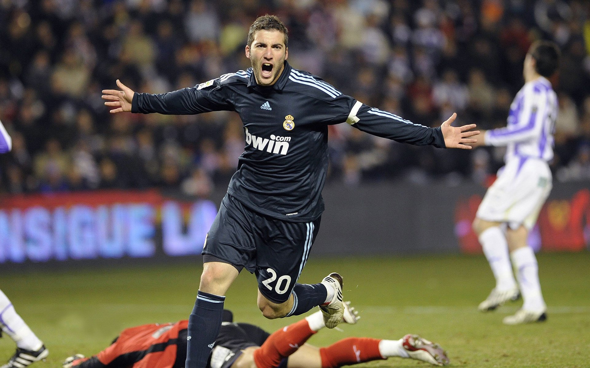 赛道与绿茵场的双重奏鸣，F1新赛季揭幕战之夜，加克波的高光交响